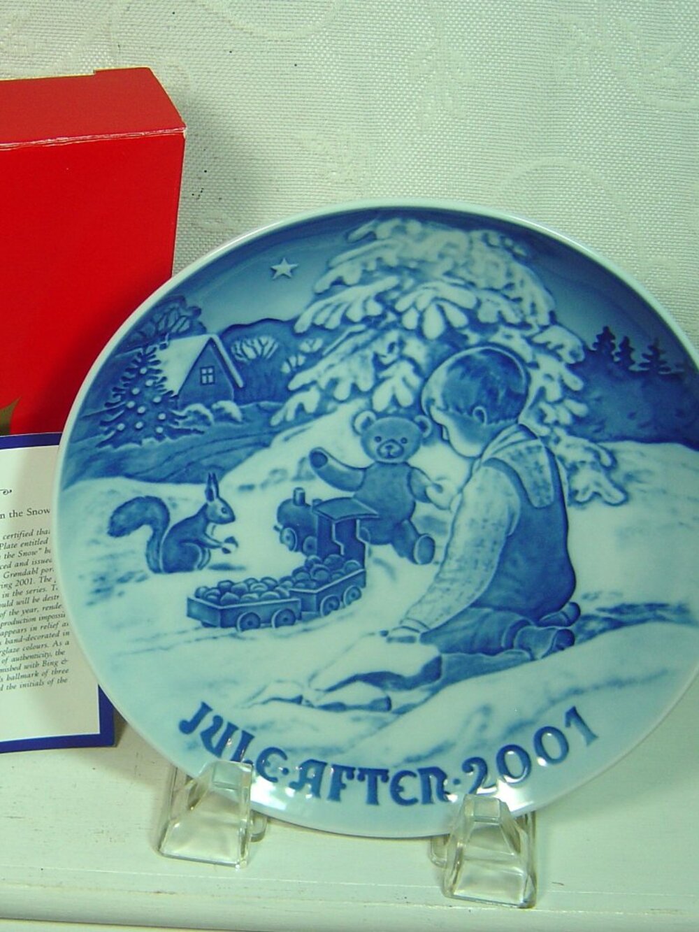 Bing & Grondahl 2001 Christmas plate-"Playing in the Snow"-with box & COA